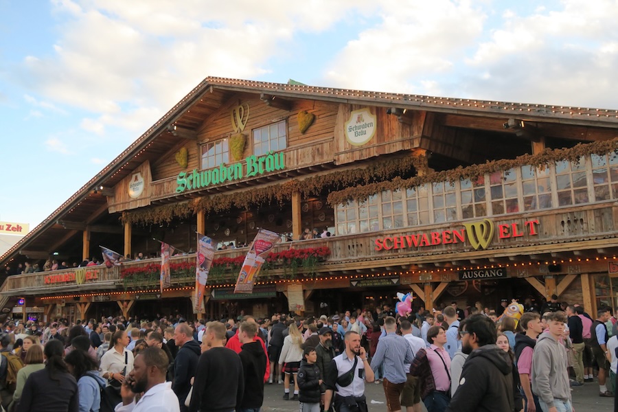 Auf dem Cannstatter Wasen vor dem Festzelt