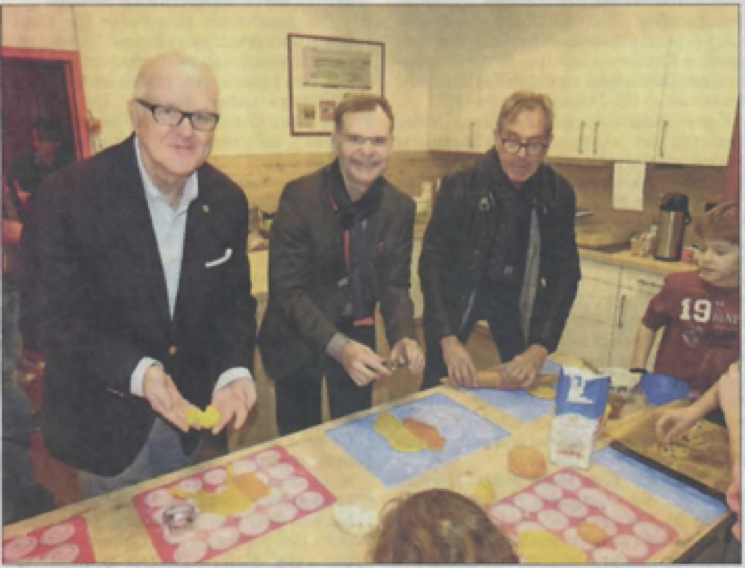 Dr. Andreas Beyer, Thomas Steinle und Michael Georgii (von links) testeten die neue Abenteuerspielplatz-Küche