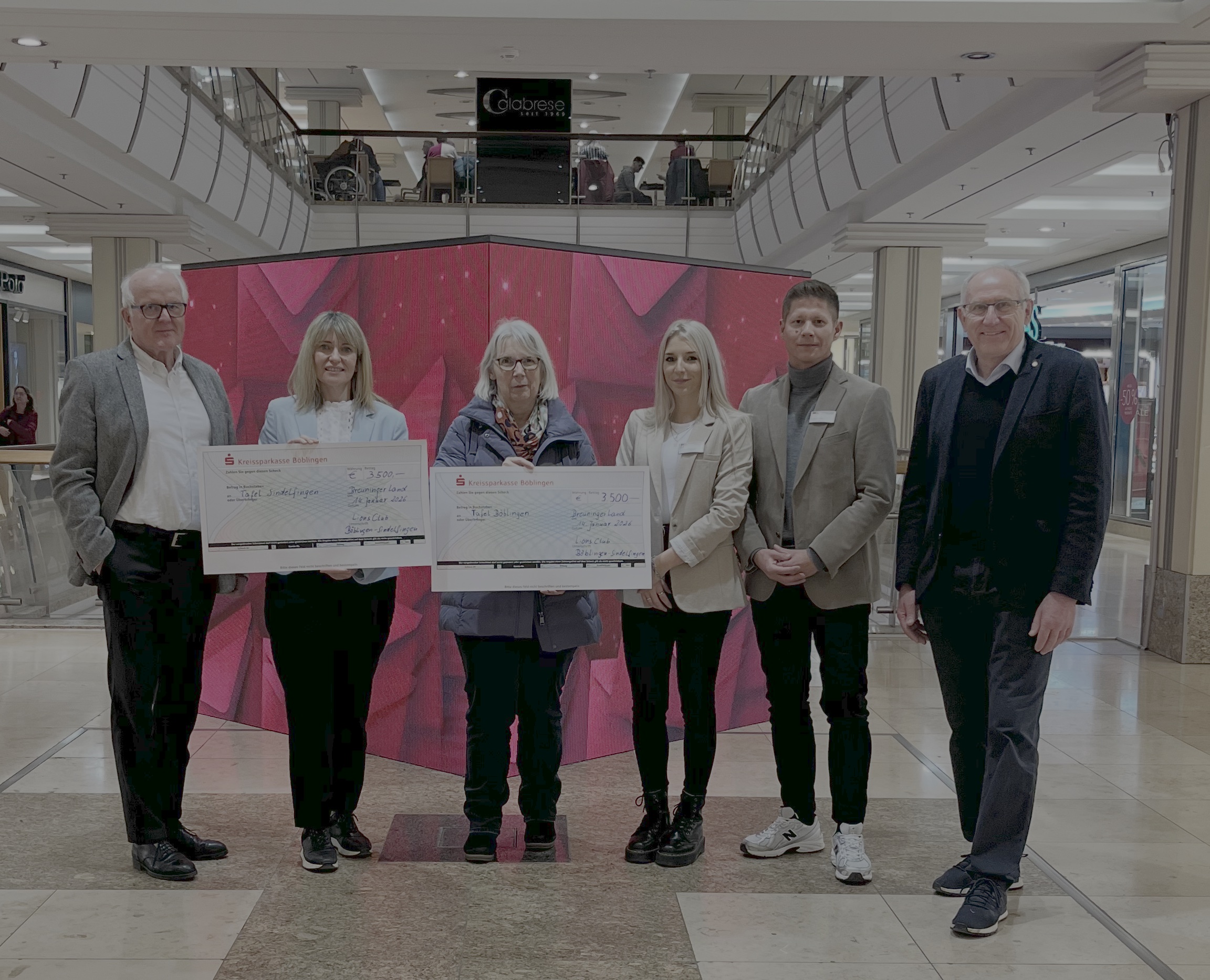 Scheckübergabe an die Vertretzer der TafelnV.l.n.r. Dr. Andreas Beyer (Lions Club), Renata Spieler (Sozialstation Sindelfingen), Petra Ländner (Tafel Böblingen), Caroline Marquet (BreuningerIand), Andreas Pohl (Centermanager Breuningerland), Rainer Deim (Präsident Lions Club)