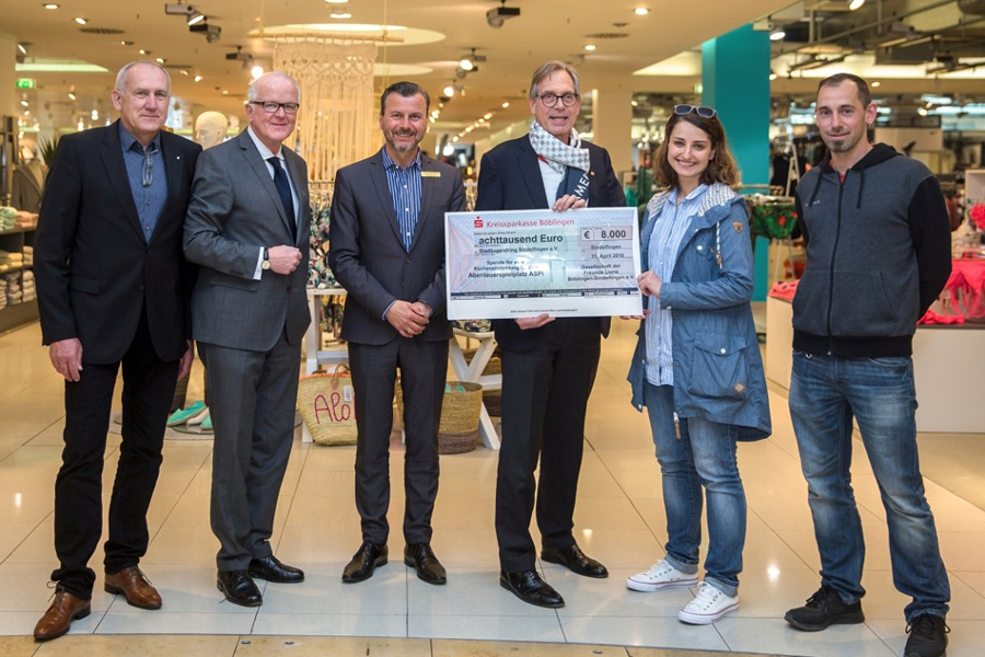 Übergabe eines Spendenschecks im Breuningerland