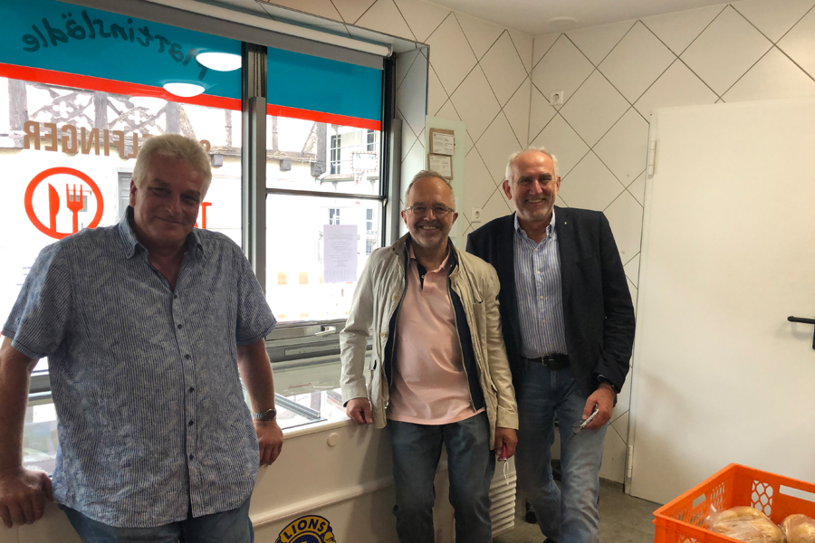 Präsident Rainer Deim und Schatzmeister Dr. HAns-Jörg Bühler über geben die Kühltruhen dan den Leiter des Tafelladens in Sindelfingen, Herrn Thomas Ehret