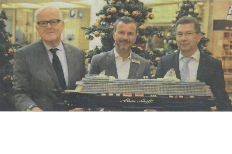 Präsident Dr. Andreas Beyer, Center-Manager Serge Micarelli und Vize-Präsident Dr. Mark Wylenzekpräsentieren ein Modell des Traumschiffs