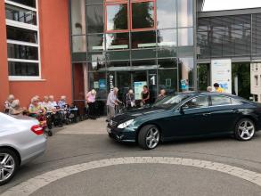 Die Seniorinnen warten vor dem Haus am Mienplatz audf die Abfahrt