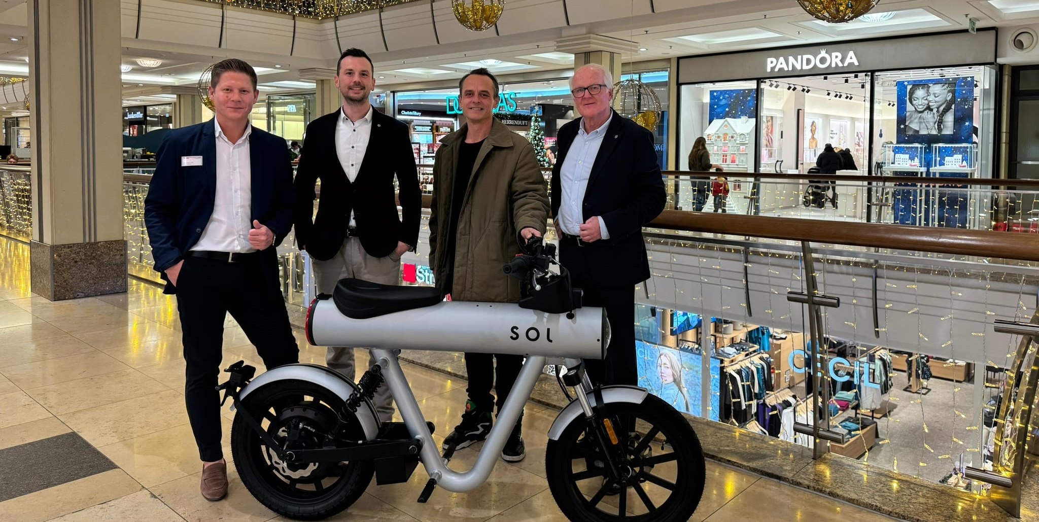 Andreas Pohl (Center Manager Breuningerland), Dr. Alexander U. Kayser (Präsident Lions Club Böblingen-Sindelfingen), Manuel Messmer (Gründer und Geschäftsführer SOL Motors GmbH), Dr. Andreas Beyer (Lions Club Böblingen-Sindelfingen) (von links).