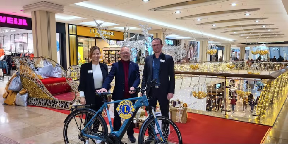 Auf unserem Foto: Sarah Fauß und Lars Ziegler (Center-Management Breuningerland) mit Präsident Dr. Hans-Jörg Bühler (Mitte).