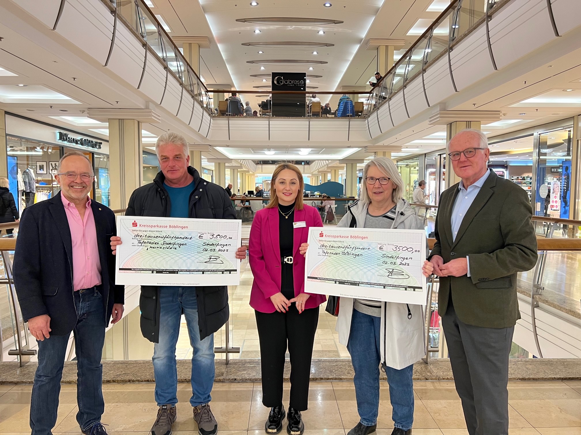 Das Bild zeigt von l.n.r.: Dr. Hans-Jörg Bühler (Lions Club), Thomas Ehret (Tafelladen Sindelfingen), Andreea Risch (Centermanagement Breuningerland), Petra Ländner (Tafelladen Böblingen), Dr. Andreas Beyer (Lions Club)