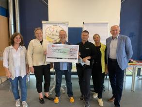 Übergabe des Spendenschecks an das Otto-Hahn-Gymnasium