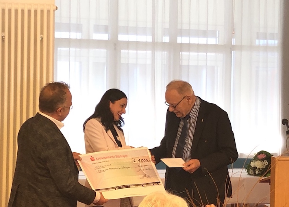 Walter Waldbauer und Dr. Hans-Jörg Bühler überreichen den Spendenscheck an die Heimdirektorin Cosmina Halmageanu