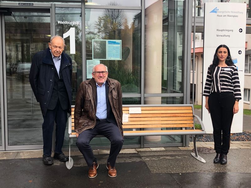 Lions Club-Mitglied Walter Waldbauer und Präsident Rainer Deim übergeben die Parkbank an die Einrichtungsleiterin Cosima Halmageanu