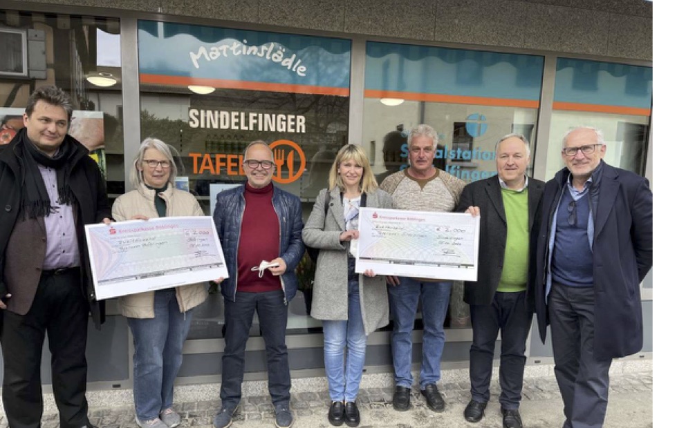 Auf dem Bild (von links nach rechts): Dekan Markus Frasch (Gesamtkirchengemeinde Böblingen), Petra Ländner (Leiterin Tafelladen Böblingen), Dr. Hans-Jörg Bühler (Schatzmeister Lions BB-Sifi), Renata Spieler (Geschaftsführerin Sozialstation Sindelfingen), Thomas Ehret (Leiter Tafelladen Sindelfingen), Pfarrer Jens Junginger (Gesamtkirchengemeinde Sindelfingen),  Rainer Deim (Präsident Lions BB-Sifi)